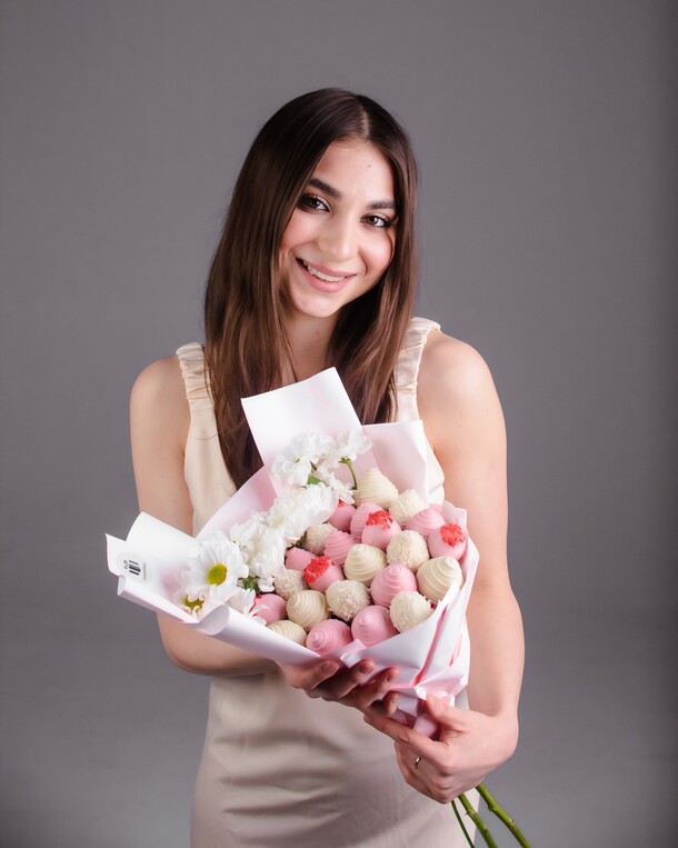 Клубничный букет "воздух", артикул F1378371 - 5490 рублей, доставка по городу. Flawery - доставка цветов