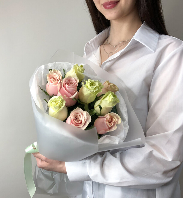 Микс белых и пудровых роз, артикул F1267139 - 3550 рублей, доставка по городу. Flawery - доставка цветов