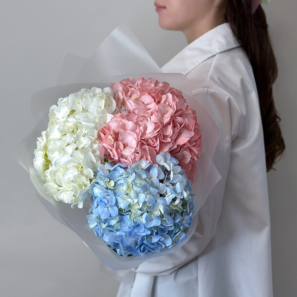 Созвездие - букет из 3 гортензий, артикул F1312159 - 2950 рублей, доставка по городу. Flawery - доставка цветов