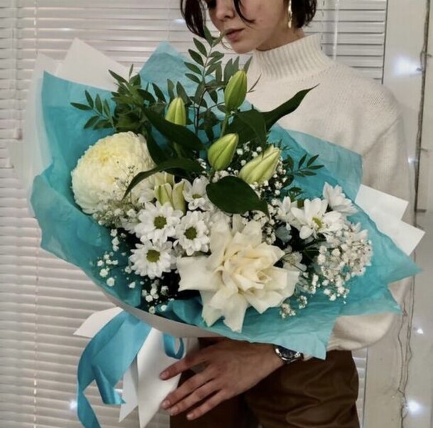 Букет из лилии гипсофилы и хризантемы, артикул F1258857 - 4120 рублей, доставка по городу. Flawery - доставка цветов