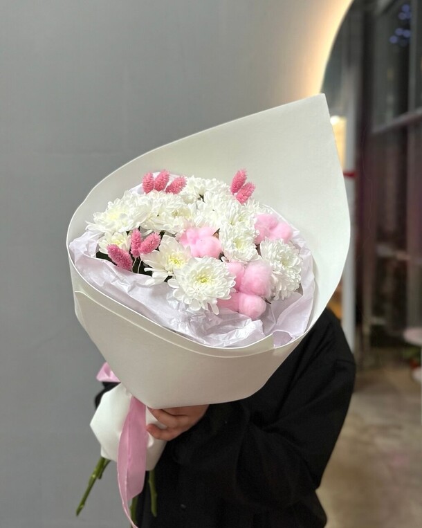 Хризантема с сухоцветами, артикул F1490745 - 3594 рублей, доставка по городу. Flawery - доставка цветов