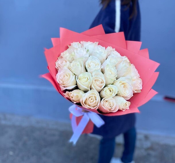 25 белых роз, артикул F1140698 - 4227 рублей, доставка по городу. Flawery - доставка цветов