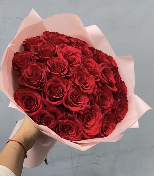 25 красных роз, артикул F1140995 - 4450 рублей, доставка по городу. Flawery - доставка цветов