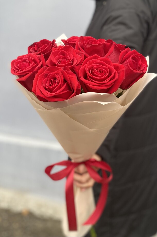 9 роз, артикул F1142623 - 3455 рублей, доставка по городу. Flawery - доставка цветов