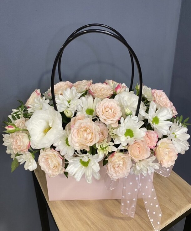 Сумочка с цветами, артикул F1146517 - 4345 рублей, доставка по городу. Flawery - доставка цветов