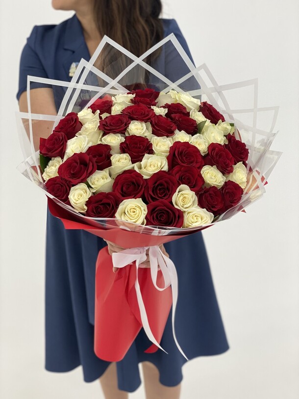 51 роза, артикул F1147535 - 8085 рублей, доставка по городу. Flawery - доставка цветов