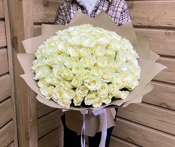 101 белая роза, артикул F1351242 - 15719 рублей, доставка по городу. Flawery - доставка цветов