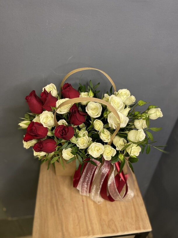 Розы в крафтовой сумочке, артикул F1362979 - 4015 рублей, доставка по городу. Flawery - доставка цветов