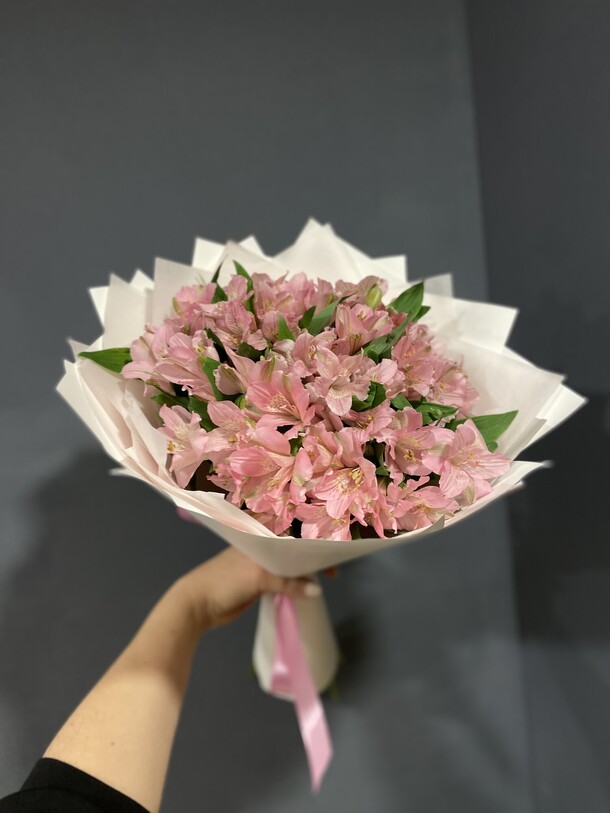 Букет из стойких альстромерий, артикул F1362981 - 3289 рублей, доставка по городу. Flawery - доставка цветов