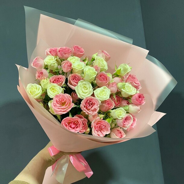 Букет из кустовых роз, артикул F1366112 - 4785 рублей, доставка по городу. Flawery - доставка цветов