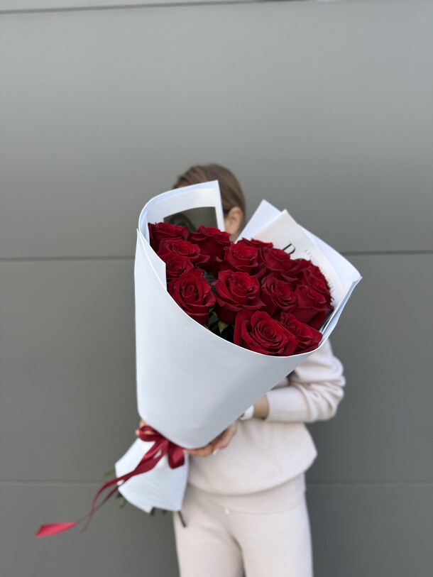 Красные розы (15 роз) 80 см, артикул F1320105 - 7130 рублей, доставка по городу. Flawery - доставка цветов