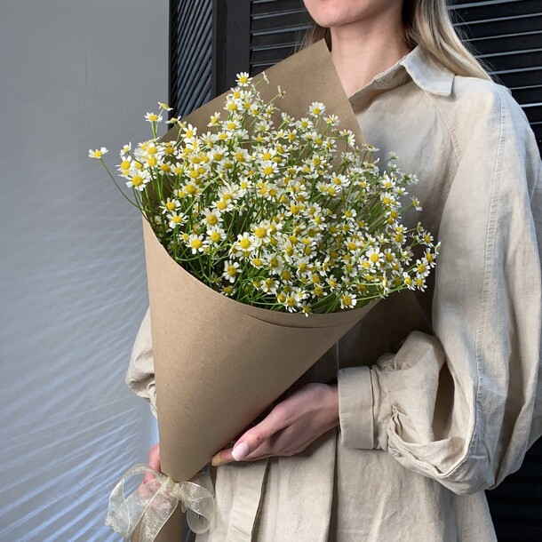 Букет ромашек, артикул F1138436 - 2999 рублей, доставка по городу. Flawery - доставка цветов