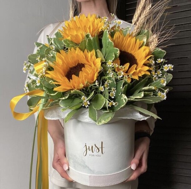 Подсолнухи с ромашками в коробке, артикул F1149280 - 7321 рублей, доставка по городу. Flawery - доставка цветов