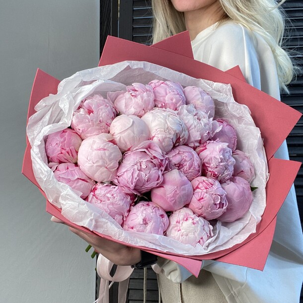 Букет пионов сара бернар, артикул F1159794 - 18900 рублей, доставка по городу. Flawery - доставка цветов