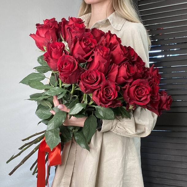 Букет шикарных роз, артикул F1164589 - 11560 рублей, доставка по городу. Flawery - доставка цветов