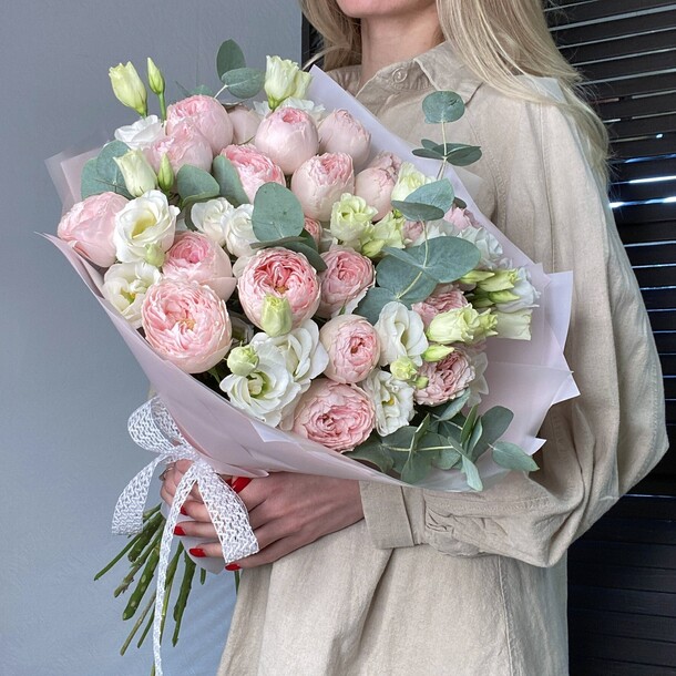 Букет из пионовидных роз и эустомы, артикул F1187285 - 6450 рублей, доставка по городу. Flawery - доставка цветов