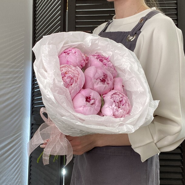 Букет розовых пионов в белом облаке 7шт, артикул F1189611 - 6300 рублей, доставка по городу. Flawery - доставка цветов