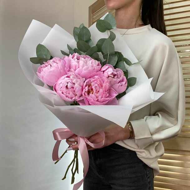 Букет премиальных пионов с эвкалиптом, артикул F1191385 - 5300 рублей, доставка по городу. Flawery - доставка цветов