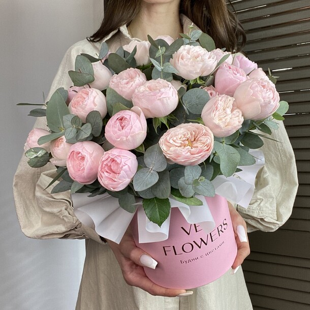 Пионовидные розы с эвкалиптом в коробке, артикул F1199802 - 8350 рублей, доставка по городу. Flawery - доставка цветов