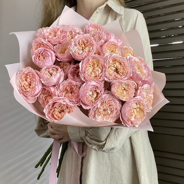 Букет пионовидных кустовых роз, артикул F1202906 - 7853 рублей, доставка по городу. Flawery - доставка цветов