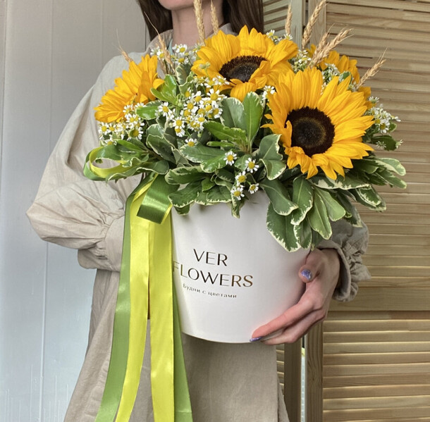 Композиция из подсолнухов и ромашек, артикул F1206906 - 11272 рублей, доставка по городу. Flawery - доставка цветов