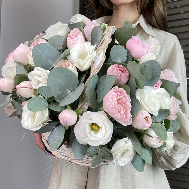 Корзина с пионовидными розами и эустомой с эвкалиптом, артикул F1206910 - 11660 рублей, доставка по городу. Flawery - доставка цветов