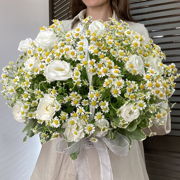 Корзина с эустомой и ромашкой, артикул F1206918 - 10781 рублей, доставка по городу. Flawery - доставка цветов