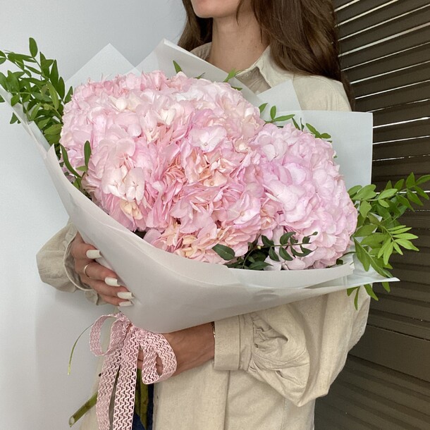 Букет розовых гортензий, артикул F1209180 - 5484 рублей, доставка по городу. Flawery - доставка цветов