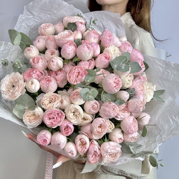 Букет пионовидных кустовых роз менсфилд парк с эвкалиптом, артикул F1224231 - 19433 рублей, доставка по городу. Flawery - доставка цветов