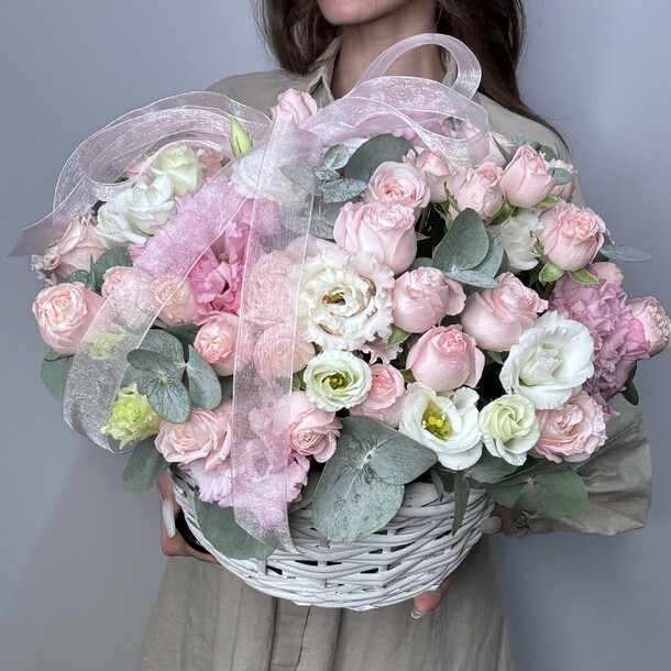 Корзина с кустовыми розами, эустомой и эвкалиптом, артикул F1224879 - 8780 рублей, доставка по городу. Flawery - доставка цветов