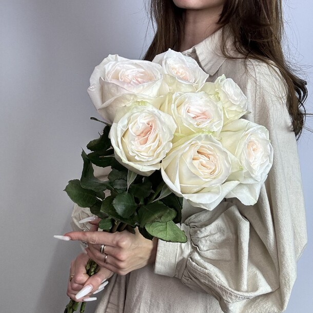 Пионовидные розы вайт охара под лентой, артикул F1226673 - 4000 рублей, доставка по городу. Flawery - доставка цветов