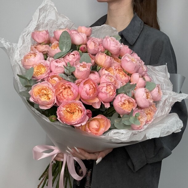 Букет пионовидных кустовых роз с эвкалиптом, артикул F1232291 - 16504 рублей, доставка по городу. Flawery - доставка цветов