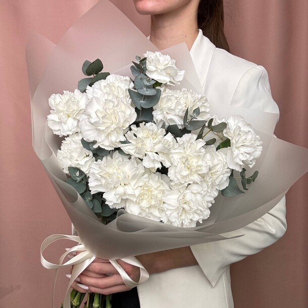 Букет белоснежных диантусов с эвкалиптом, артикул F1266321 - 4250 рублей, доставка по городу. Flawery - доставка цветов