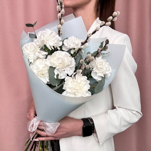 Букет из белоснежных диантусов и вербы, артикул F1266429 - 3990 рублей, доставка по городу. Flawery - доставка цветов