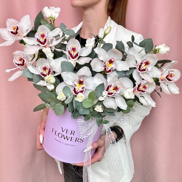 Чарующая коробка с нежными орхидеями, эвкалиптом и эустомой, артикул F1266443 - 8119 рублей, доставка по городу. Flawery - доставка цветов