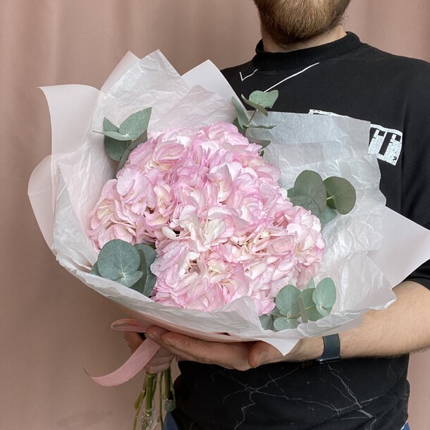 Букет гортензий с эвкалиптом, артикул F1289810 - 3990 рублей, доставка по городу. Flawery - доставка цветов