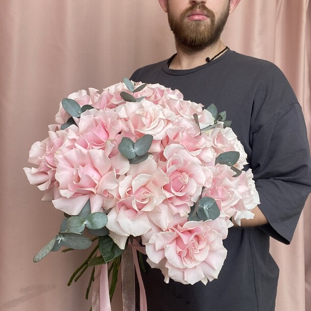 Букет французских роз с эвкалиптом, артикул F1289825 - 11700 рублей, доставка по городу. Flawery - доставка цветов