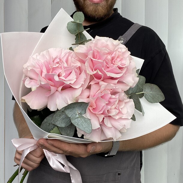 Букет французских роз с эвкалиптом, артикул F1303778 - 3000 рублей, доставка по городу. Flawery - доставка цветов