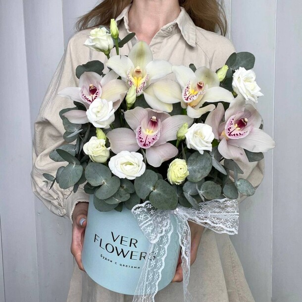 Орхидеи с эустомой и эвкалиптом в коробке, артикул F1306070 - 4250 рублей, доставка по городу. Flawery - доставка цветов