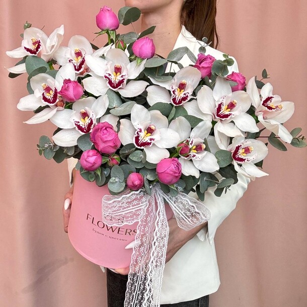 Орхидеи и пионовидные розы в коробке с эвкалиптом, артикул F1306072 - 8990 рублей, доставка по городу. Flawery - доставка цветов