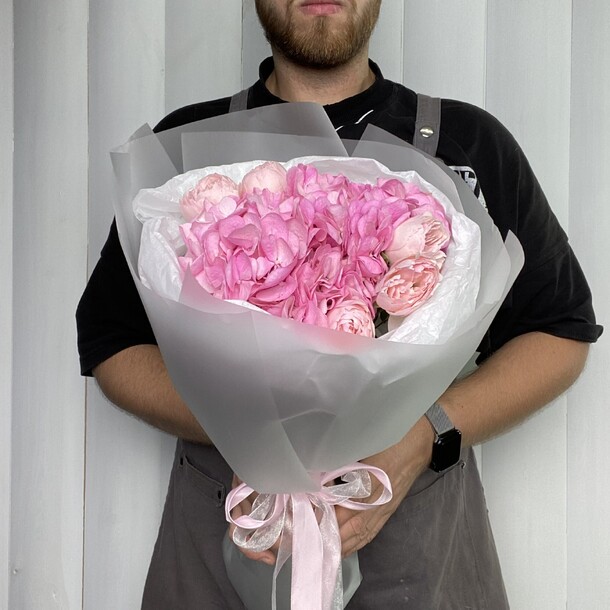 Букет с гортензией и пионовидными розами, артикул F1311140 - 4126 рублей, доставка по городу. Flawery - доставка цветов