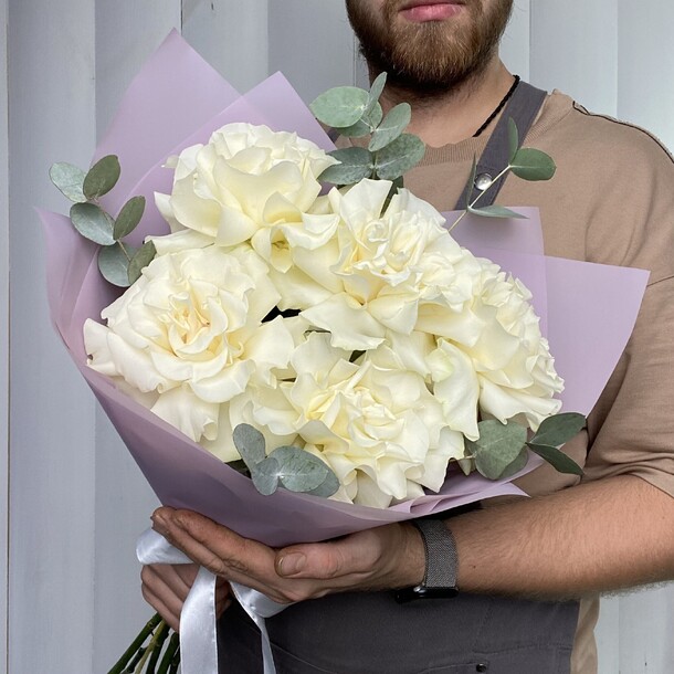 Букет белоснежных французских роз с эвкалиптом, артикул F1315939 - 3990 рублей, доставка по городу. Flawery - доставка цветов