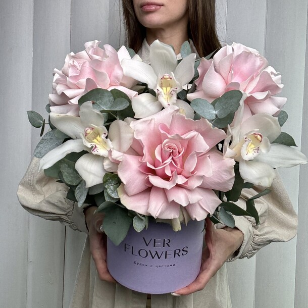 Композиция из французских роз  с орхидеей и эвкалиптом, артикул F1351647 - 4670 рублей, доставка по городу. Flawery - доставка цветов