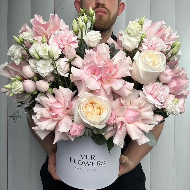 Композиция из французских роз с кустовыми розами и эустомой, артикул F1404190 - 16438 рублей, доставка по городу. Flawery - доставка цветов