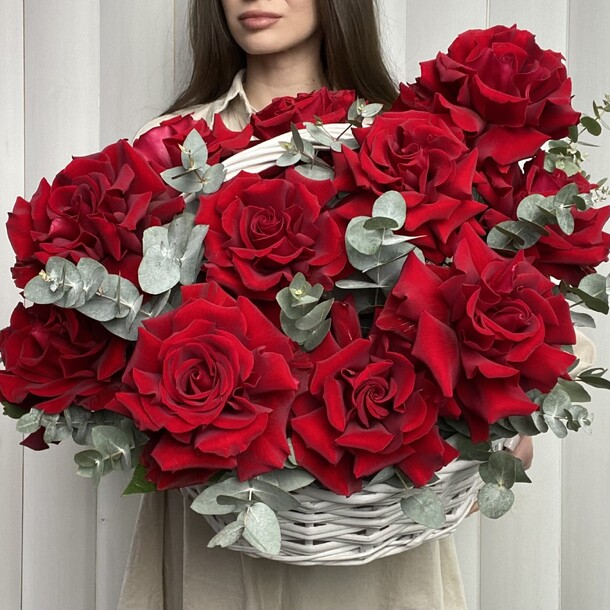 Корзина с французскими розами и эвкалиптом, артикул F1407871 - 15919 рублей, доставка по городу. Flawery - доставка цветов