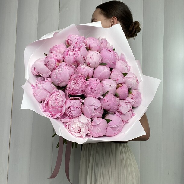 Букет ароматных пионов сара, артикул F1423393 - 26100 рублей, доставка по городу. Flawery - доставка цветов
