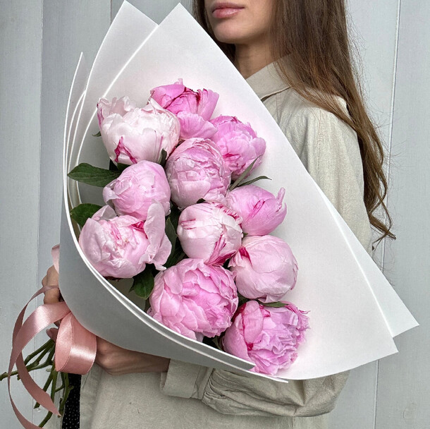 Букет ароматных пионов сара бернар 11шт, артикул F1424052 - 9900 рублей, доставка по городу. Flawery - доставка цветов