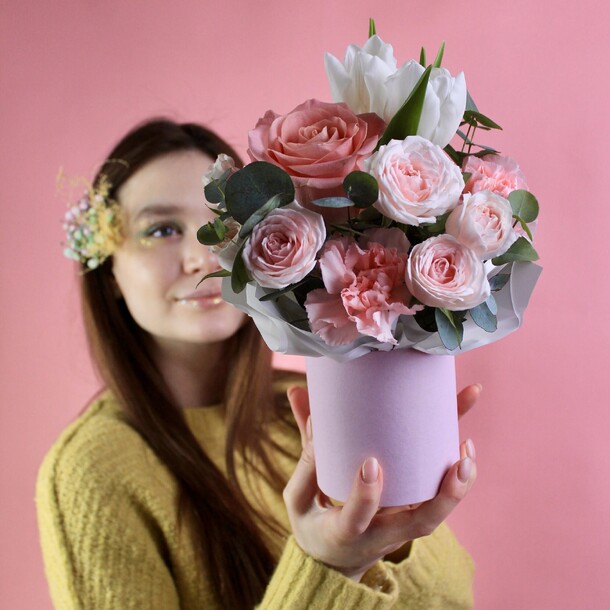 Мини-коробочка с розами и гвоздиками, артикул F1121515 - 3600 рублей, доставка по городу. Flawery - доставка цветов