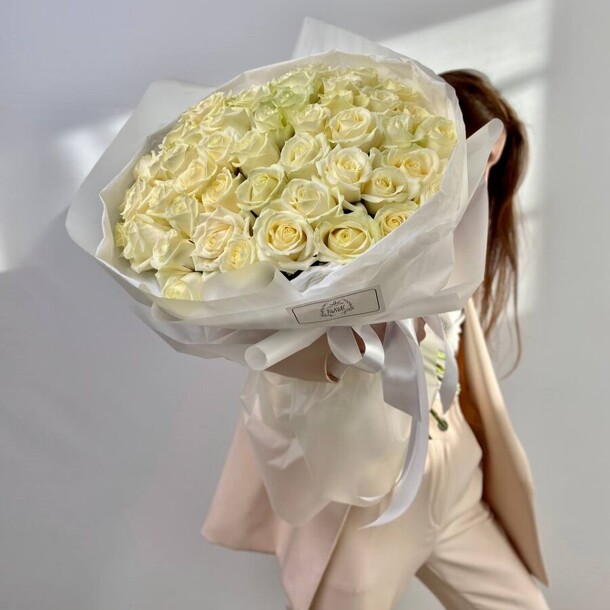 51 белая роза, артикул F1121519 - 21000 рублей, доставка по городу. Flawery - доставка цветов