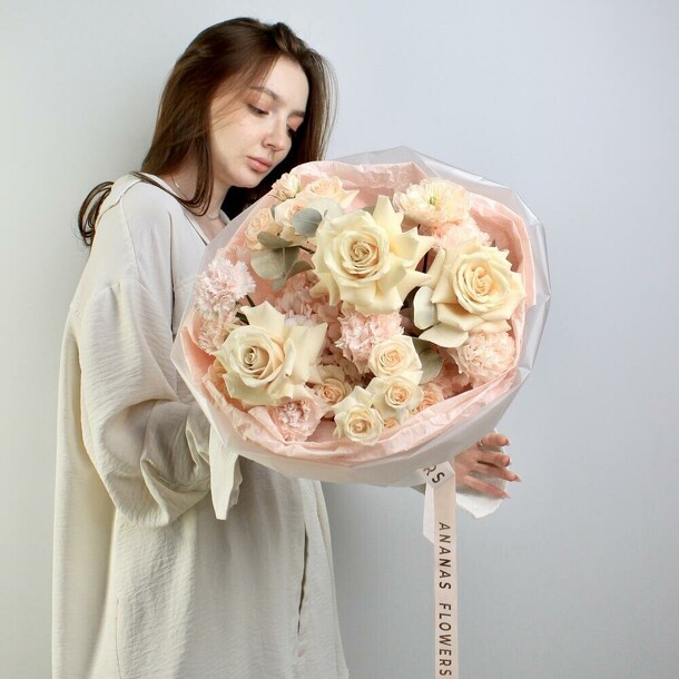 Нежный букет с розами и диантусами, артикул F1151903 - 5300 рублей, доставка по городу. Flawery - доставка цветов